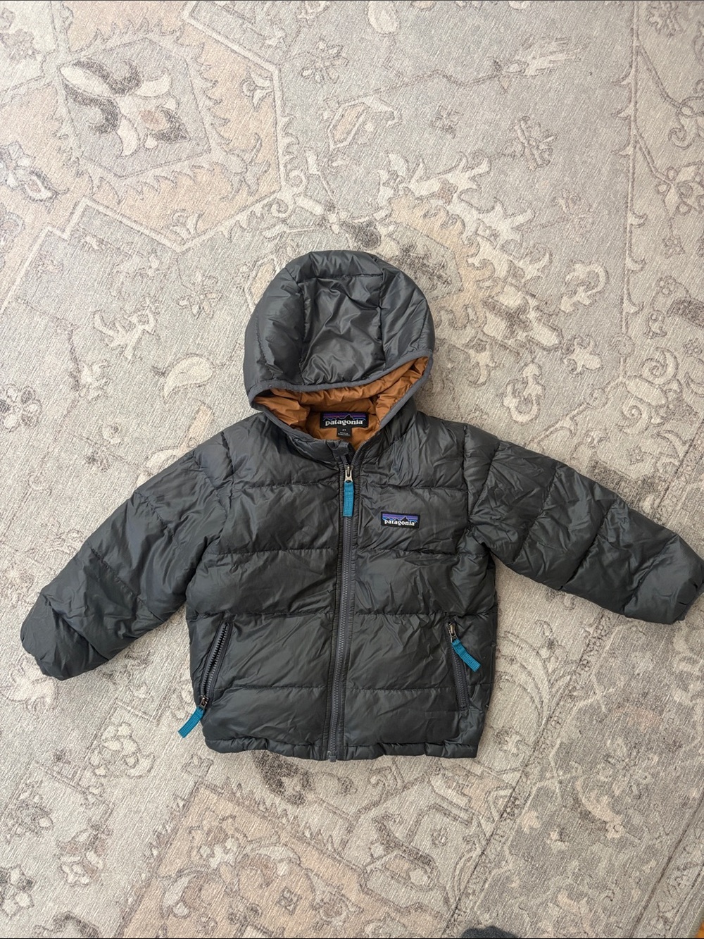 Patagonia Kids warm Hooded Puffer Jacket in Charcoal with brown Lining hi loft